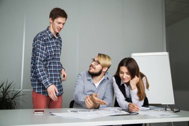 İnsanlar ofiste iş