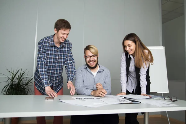 Menschen arbeiten im Büro — Stockfoto