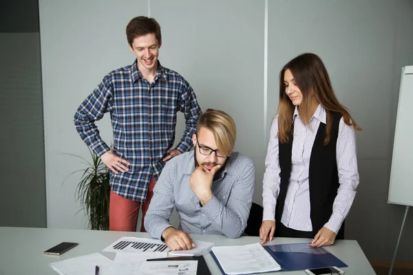 Menschen arbeiten im Büro — Stockfoto