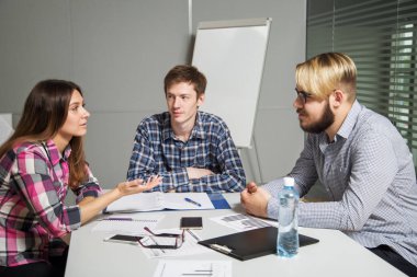 İnsanlar ofiste iş