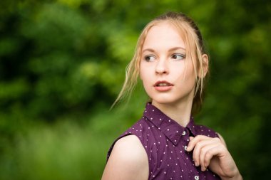 güzel sarışın kız doğa arka plan forması