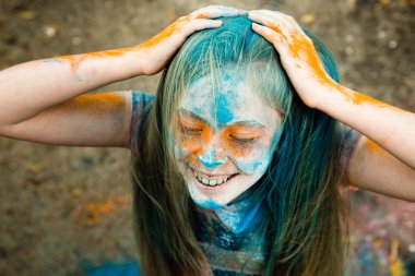 parlak sarışın kız kimin saçında boya Holi 