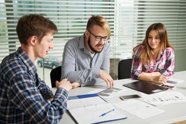 İnsanlar ofiste iş