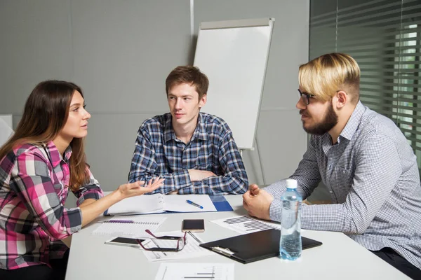 İnsanlar ofiste iş