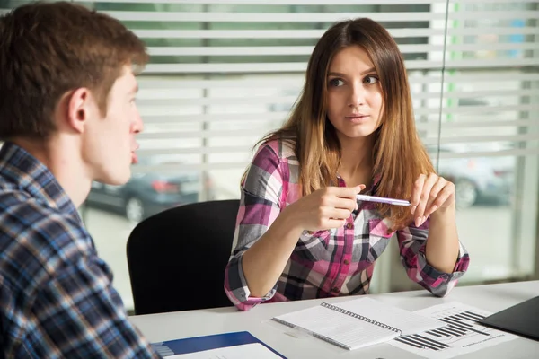 İnsanlar ofiste iş