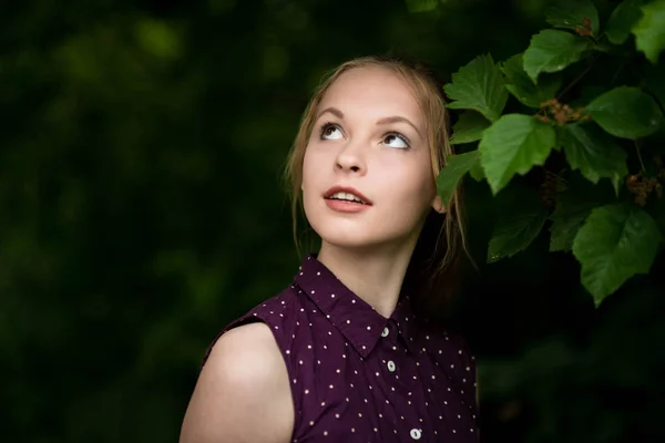 Hermosa chica rubia joven en camisa en el fondo de la naturaleza — Foto de Stock