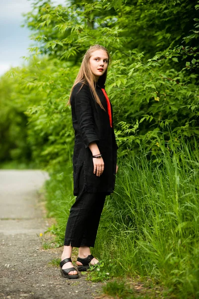 Belle fille avec les cheveux longs dans de longs vêtements sombres — Photo