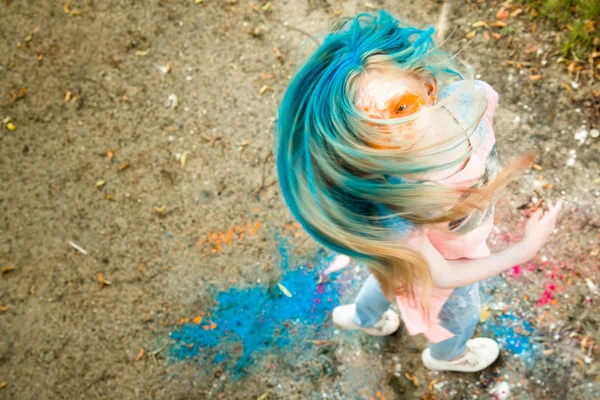 Holi olan saç, yüz ve ellerinde boya parlak sarışın kız 