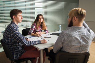 İnsanlar ofiste iş