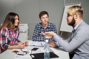 İnsanlar ofiste iş