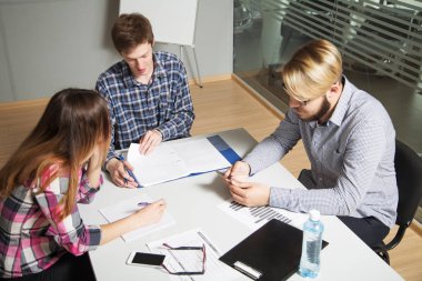 İnsanlar ofiste iş