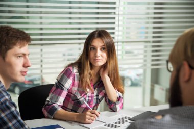 İnsanlar ofiste iş