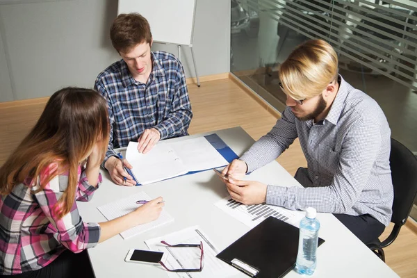 Menschen arbeiten im Büro — Stockfoto