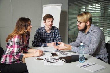 İnsanlar ofiste iş