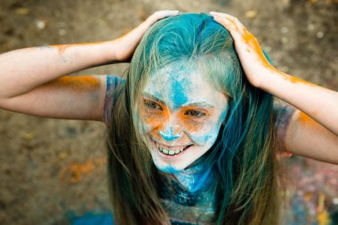 parlak sarışın kız kimin saçında boya Holi 