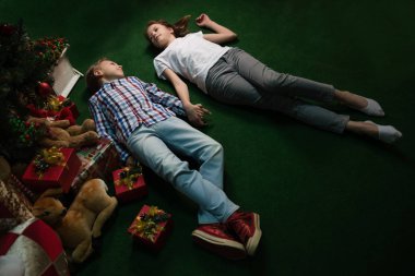 kız ve erkek Noel ağacın hediyeler ile yalan