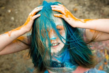 parlak sarışın kız kimin saçında boya Holi 