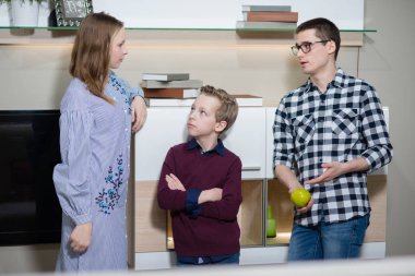 bir kız, bir çocuk ve genç bir adam ayağa ve konuşmak 