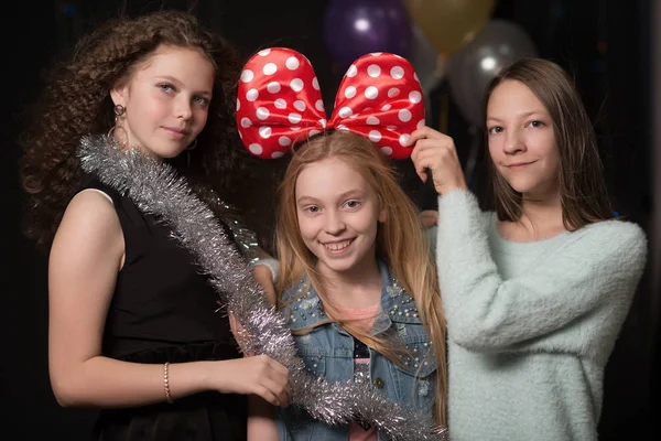 Meninas em uma festa com guirlandas, bolas para se divertir — Fotografia de Stock