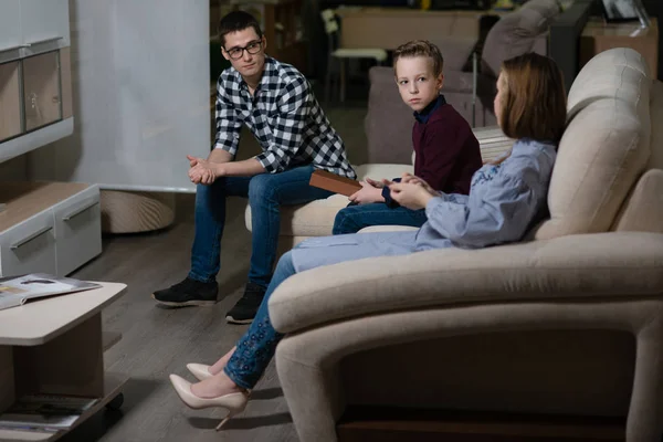 otururken, bir çocuk oturan bir genç adam ve oturan kız ve onlar odaya konuşmak