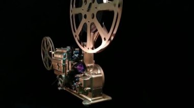 Koyu arkaplan üzerinde altın renkli film projektörü / yüksek karşıtlık görüntüsü