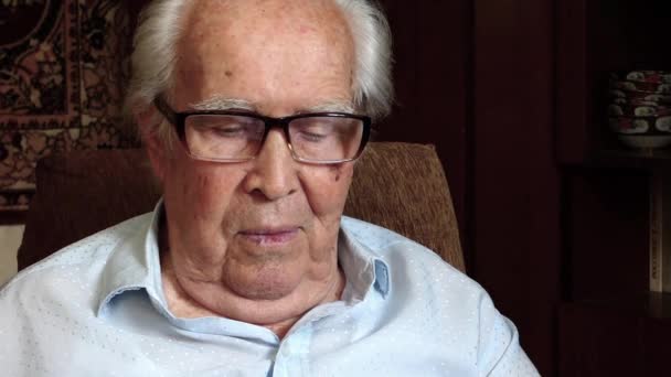 Homem Muito Velho Com Óculos Está Olhando Para Algo Interessante — Vídeo de Stock