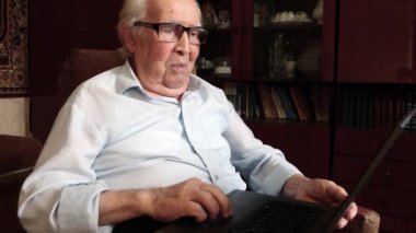 Çok yaşlı bir adam mutfaktaki masada oturuyor. Koca bir karpuzun parçalarını çıkarıp soyuyor. Yüz ve ellerde yaşla ilgili deri kusurları görülebilir..