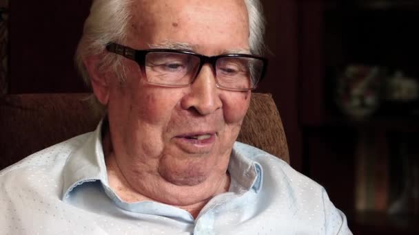 Egy Szemüveges Öregember Arcát Mosolyog Beszél Valakivel Közelkép — Stock videók