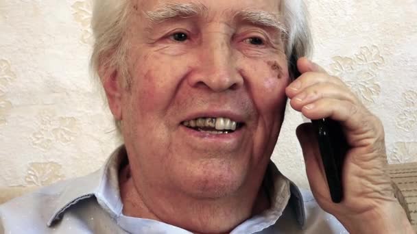 Zbliż Twarz Staruszka Rozmawia Przez Telefon Uśmiecha Się Zmiany Związane — Wideo stockowe