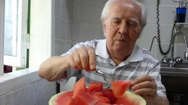 Homem Muito Velho Está Sentado Mesa Cozinha Ele Tira Pedaços — Vídeo de Stock