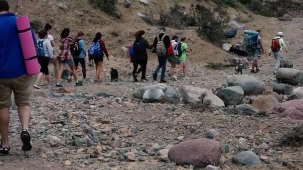 Grupo Pessoas Está Caminhando Nas Montanhas Longo Caminho Rochoso Caminhada — Vídeo de Stock