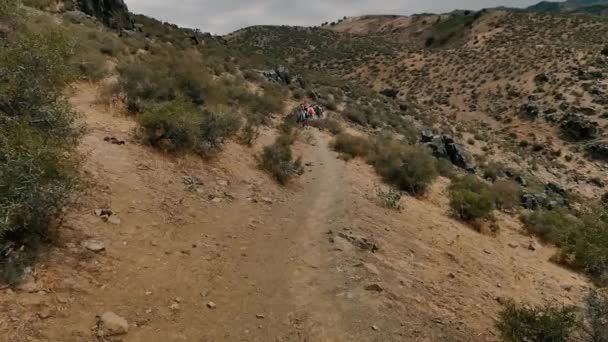 秋天在山上 在远处 一群游客正沿着一条小径走着 山上覆盖着稀疏的植被 一群人走近的镜头 — 图库视频影像