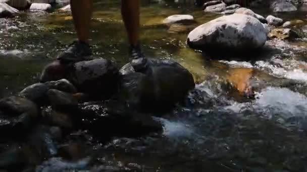 Nogi Mężczyzny Tenisówkach Przekraczają Górską Rzekę Nad Kamieniami Szybka Górska — Wideo stockowe