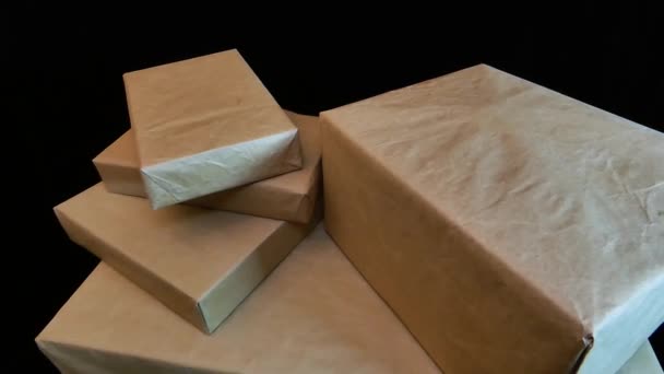 Geschenkboxen Sind Mit Kraftpapier Vollgepackt Mehrere Schachteln Unterschiedlicher Größe Sind — Stockvideo