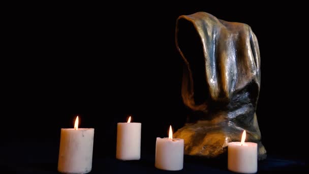 Ljusen Brinner Och Går Bredvid Skulpturen Silhuett Luvtröja Författarens Version — Stockvideo