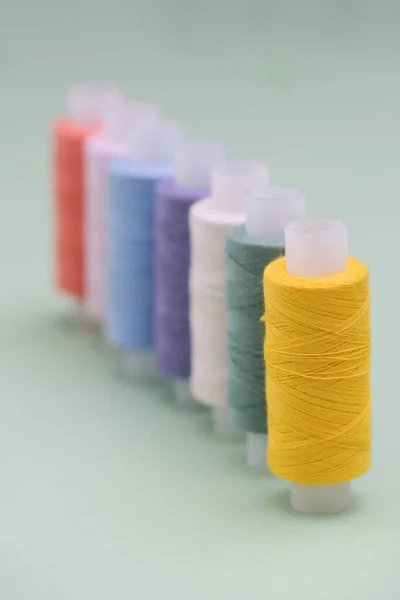 Multicolored Spools Sewing Thread Gray Table Workplace Seamstress Sewing Background — Stock Photo, Image