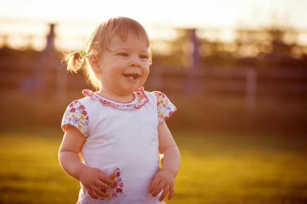 Πολύ Χαριτωμένο Χαρούμενο Γέλιο Μωρού Κορίτσι Στέκεται Έξω Στο Φως — Φωτογραφία Αρχείου