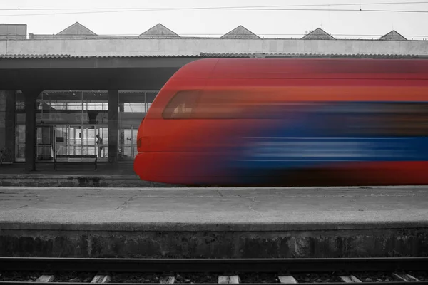 Pociąg Pojazd Się Dzieje Dużą Prędkością Stacji Kolejowej Nowym Sadzie — Zdjęcie stockowe