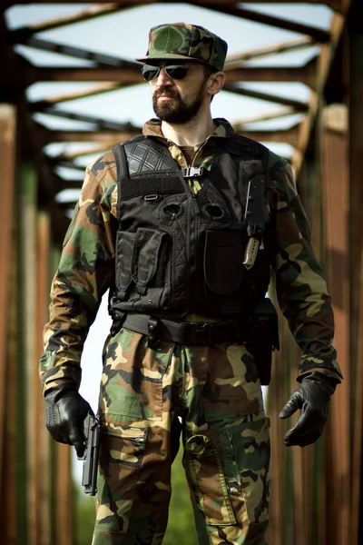 Orang Militer Berjanggut Yang Percaya Diri Berdiri Dengan Pistol Tangan — Stok Foto