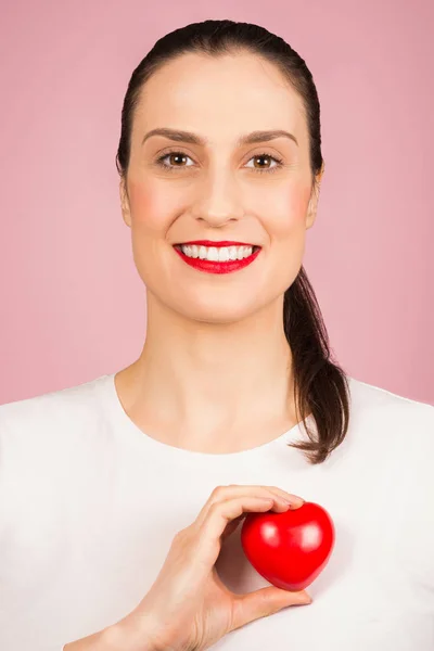 Mulher Sorridente Saudável Bonita Está Segurando Coração Vermelho Sua Roupa — Fotografia de Stock