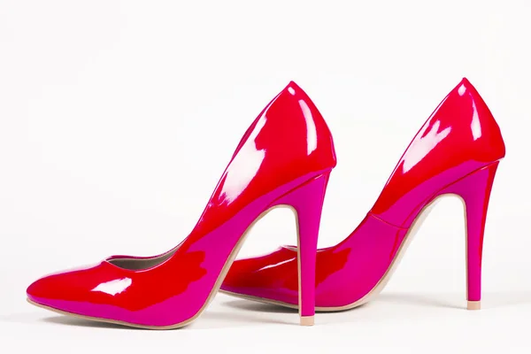 Kırmızı Pembe Seksi Modern Yüksek Topuklu Ayakkabılar Beyaz Artalan Konsept — Stok fotoğraf
