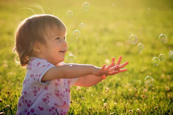 Vrolijke Schattige Babymeisje Speelt Met Bubbels Buiten Gras Achtergrond — Stockfoto