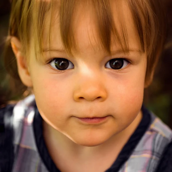 Nahaufnahme Porträt Des Lächelnden Süßen Kleinen Mädchens — Stockfoto