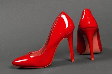 Gri arka plan üzerinde kırmızı topuklu ayakkabı Lake.