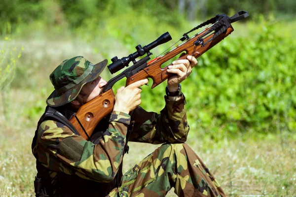 Der Soldat Militäruniform Zielt Und Schießt Mit Der Armbrustwaffe Freien — Stockfoto