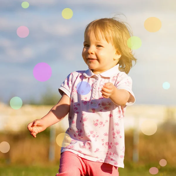 Vrolijk Babymeisje Buiten Spelen Achtergrond Van Bubble — Stockfoto