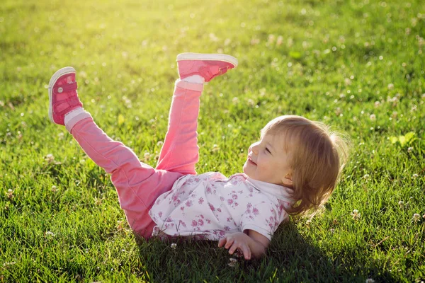 Vrolijke Schattig Klein Meisje Baby Meisje Speelt Het Groene Gras — Stockfoto