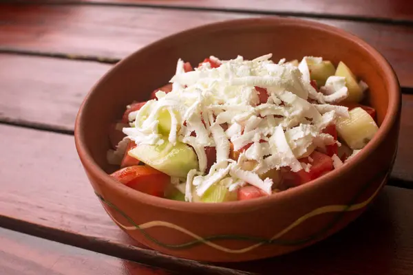 Ensalada Tradicional Serbia Tomate Pepino Cebolla Queso Blanco —  Fotos de Stock