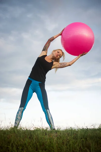 Mulher Meia Idade Atraente Está Exercitando Com Bola Fitness Livre — Fotografia de Stock