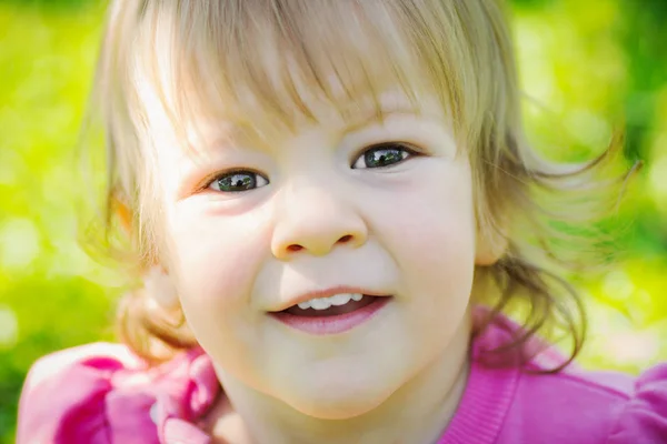 Close Portret Van Gelukkig Lachend Meisje Roze Groene Achtergrond — Stockfoto